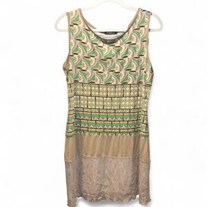 Vintage dress with retro pattern and lace detail